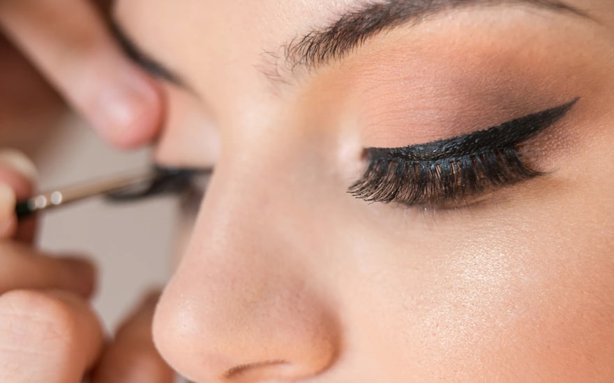 Artificial Eyelashes Enhance Makeup Look